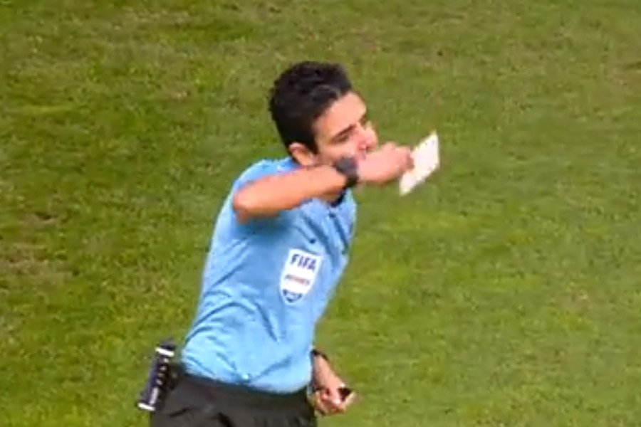 ঘটনাটা কী, খানিক পরে অবশ্য বোঝা যায়। দু’দলের মেডিক্যাল টিমের সদস্যদের আচরণকে কুর্নিশ জানাতেই সাদা কার্ড দেখিয়েছিলেন রেফারি। 