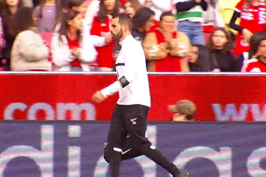 আসলে চিরপ্রতিদ্বন্দ্বীদের কাছে ৩ গোলে পিছিয়ে পড়ায় অসুস্থবোধ করছিলেন এক লিসবন সমর্থক। মাঠে তখন পুরোদমে খেলা চলছে। ওই দর্শকের শারীরিক পরীক্ষার প্রয়োজনে তাঁর আশপাশে থাকা অন্যরা তৎপর হন।