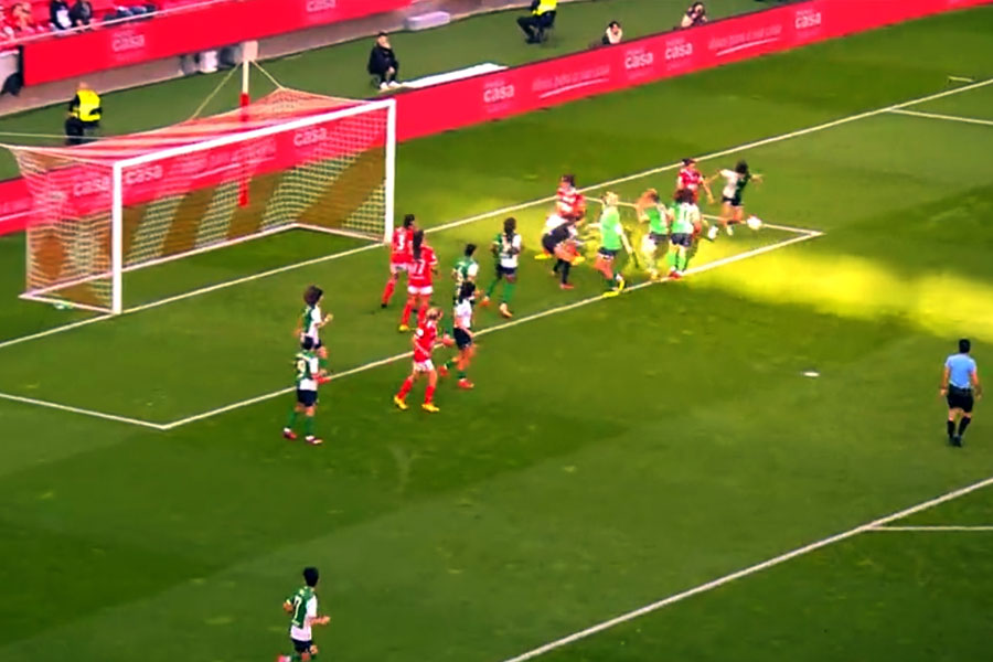 অসুস্থ দর্শককে পরীক্ষা করতে তত ক্ষণে মাঠের ধারে পৌঁছে যান দু’দলের মেডিক্যাল টিমের সদস্যরা। মাঠের প্রতিদ্বন্দ্বিতা ভুলে একসঙ্গে তাঁকে পরীক্ষা করেন। সেখানেই শুরু হয় চিকিৎসা। তাতে খানিকটা সুস্থবোধ করেন ওই দর্শক।