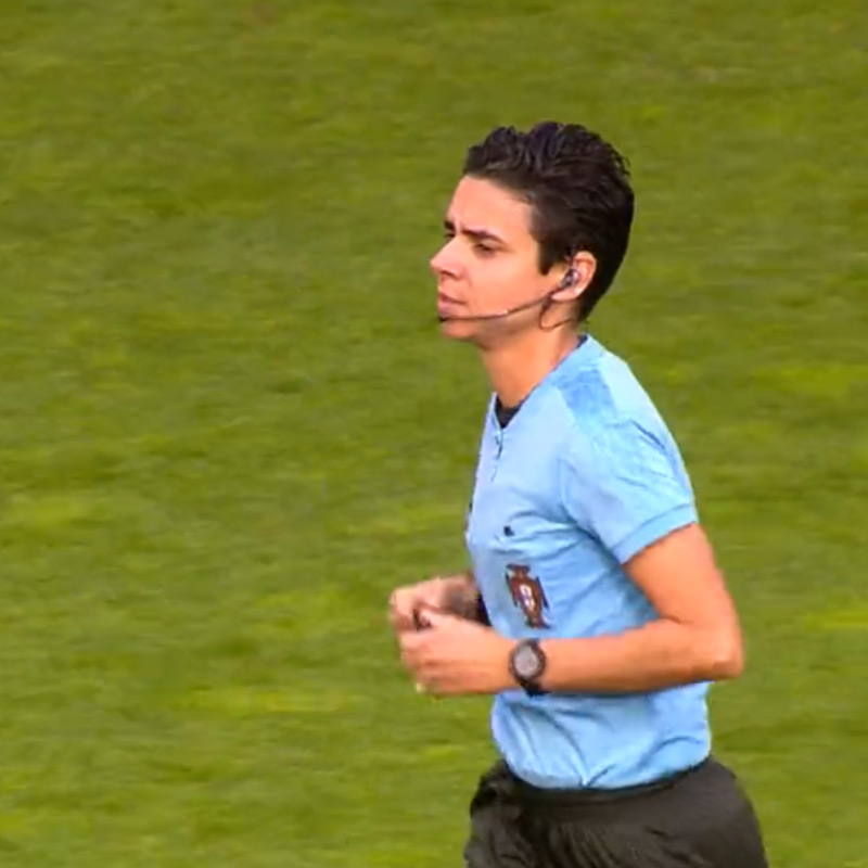 দু’দলের মেডিক্যাল টিমের সদস্যদের এ হেন আচরণের তৎক্ষণাৎ তারিফ করেছেন রেফারি। সে জন্য পুরোদমে চলতে থাকা খেলা থামিয়ে সাদা কার্ড দেখিয়েছেন তিনি। ফুটবলে ফেয়ার প্লে-র নির্দশন হিসাবে তাঁর এ হেন আচরণ। তাতে কুর্নিশ জানিয়েছেন দর্শকেরাও।