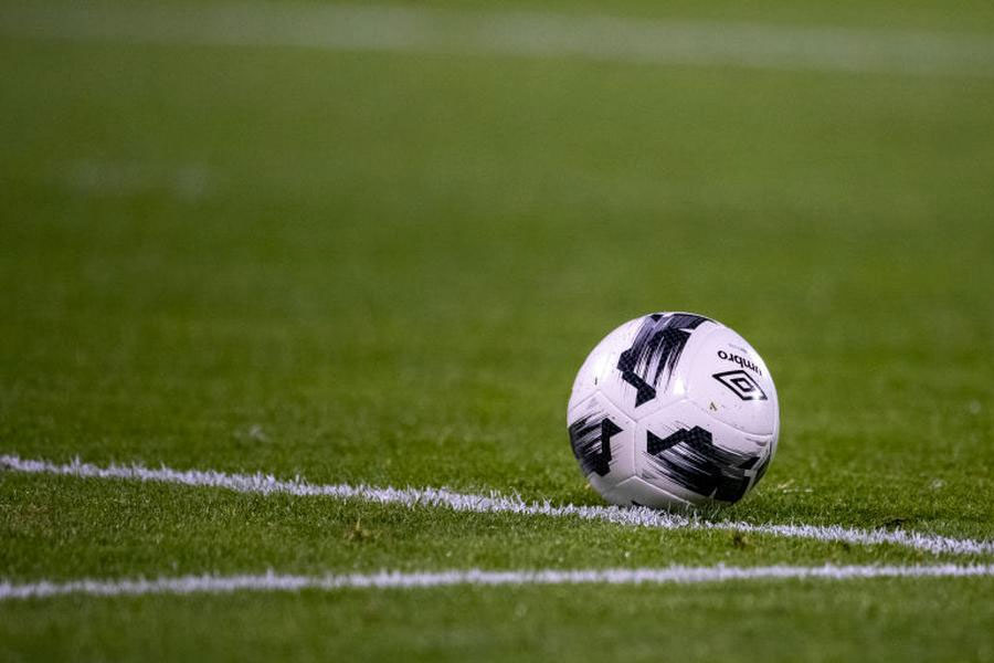 পতুর্গিজ মাঠে কোনও বড়সড় প্রতিযোগিতায় সাদা কার্ড-দর্শন এই প্রথম। ফুটবলমাঠে ন্যায়নীতি, মূল্যবোধ বজায় রাখতে বা ফেয়ার প্লে-তে উৎসাহ দিতে সাদা কার্ডের চলন শুরু করেছিল পর্তুগাল’স ন্যাশনাল প্ল্যান ফর এথিক্‌স ইন স্পোর্টস (পিনেড)। 