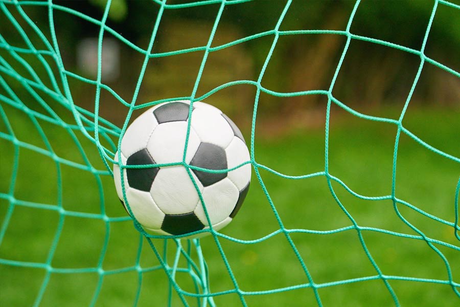 পতুর্গিজ ফুটবল ফেডারেশনের তত্ত্বাবধানে সে দেশের ঘরোয়া লিগে একে পাইলট প্রজেক্ট হিসাবে প্রয়োগ করা হয়েছে। যদিও পর্তুগালের আগে এর প্রয়োগ দেখা গিয়েছিল প্রদর্শনী ম্যাচে। তবে কোনও প্রতিষ্ঠিত টুর্নামেন্টে সাদা কার্ডের প্রয়োগ এই প্রথম। 