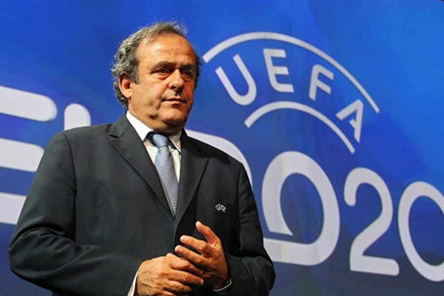 সাদা কার্ডের চলনে ফিফার কর্তারা কি সায় দেবেন? আবার প্রশ্ন উঠছে। মজার কথা হল, সাদা কার্ডের প্রয়োগে তাঁর সমর্থনের কথা জানিয়েছিলেন প্রাক্তন উয়েফা প্রেসিডেন্ট মিশেল প্লাতিনি। ফুটবলারদের মধ্যে মতভেদ মেটাতে এই কার্ড ব্যবহার করা উচিত বলে মনে করেন তিনি।