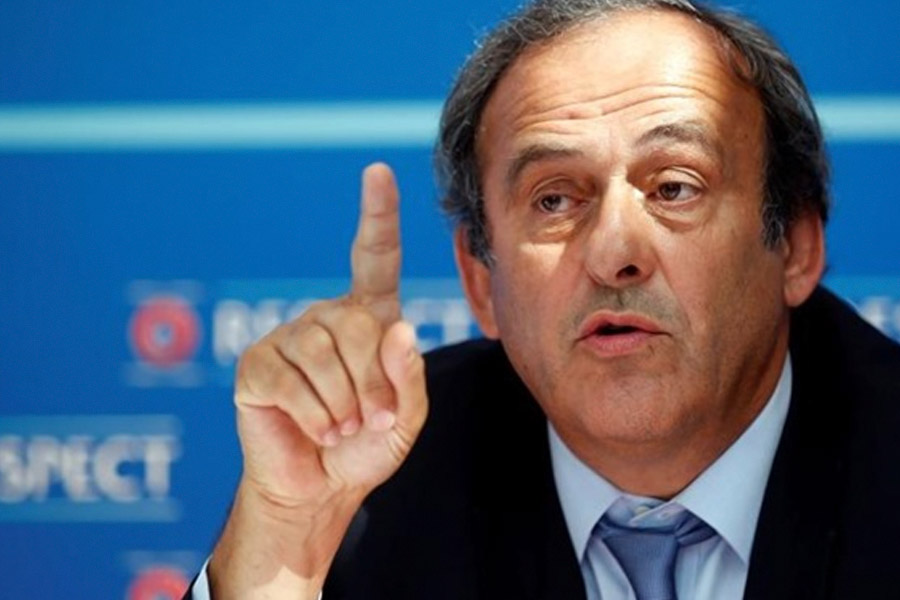 প্লাতিনির মতে, তেমন পরিস্থিতি হলে অর্থাৎ রেফারির সিদ্ধান্তের বিরুদ্ধে গেলে সাদা কার্ড দেখিয়ে ‘দোষী’ ফুটবলারকে ১০ মিনিটের জন্য মাঠের বাইরে পাঠানো উচিত। অনেকটা হকির নিয়মের মতো।