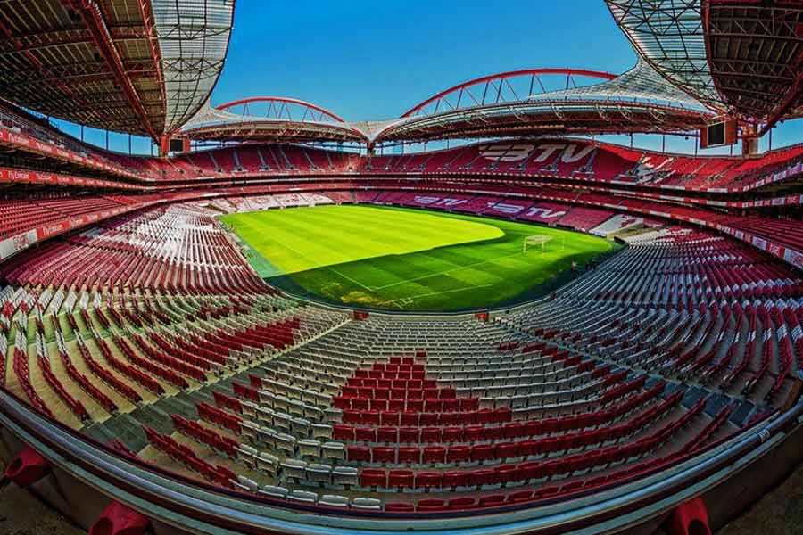 অনেকের মতে, সাদা কার্ডের মাধ্যমে অন্য লক্ষ্যপূরণ করা যেতে পারে। যুযুধান দু’দলের মধ্যে ফুটবল স্পিরিট বাড়াতে বা সদর্থক ভাবনার সঞ্চার করতে এর প্রয়োগ করতে পারেন রেফারি।