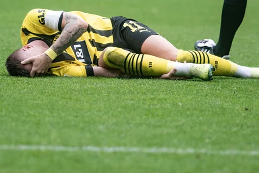 ফুটবলবিশ্বের একাংশের মতে, মাঠে সময় নষ্ট করা, গোলের পর উচ্ছ্বাস দেখানোর নামে মাত্রাতিরিক্ত সময় নেওয়া, আহত ফুটবলারের চিকিৎসায় সময় নিলে অথবা ফাউল রুখতেও সাদা কার্ডের প্রয়োগ করা যেতে পারে।