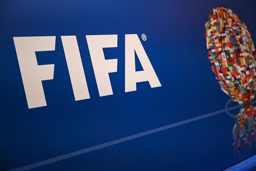 পর্তুগালের মতো বিশ্বের অন্যান্য দেশেও কি সাদা কার্ডের প্রচলন শুরু হবে? ফুটবল ইতিহাস ঘাঁটলে দেখা যায়, ১৯৭০ সালের বিশ্বকাপে প্রথম বার লাল ও হলুদ কার্ডের ব্যবহার শুরু হয়েছিল। মূলত, ফাউল বা অন্যান্য গোলযোগ থামাতে এই প্রয়োগ করার কথা ভাবা হয়েছিল। তবে সাদা কার্ডের ব্যবহারে সায় দেবে কি না, তা নিয়ে এখনও ইঙ্গিত দেয়নি ফিফা।