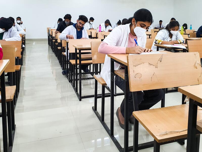 উচ্চমাধ্যমিকের পর যে প্রবেশিকা পরীক্ষাগুলি দিলে এই পেশায় যাওয়া যায়, সেগুলি হল— সর্বভারতীয় নিট, পিজিআইএমইআর নার্সিং পরীক্ষা, জেপিএমইআর পরীক্ষা, এইমস নার্সিং পরীক্ষা, ইন্ডিয়ান আর্মি নার্সিং পরীক্ষা, জামিয়া হামদর্দ নার্সিং পরীক্ষা, বিএইচইউ নার্সিং পরীক্ষা, কেজিএমইউ নার্সিং পরীক্ষা এবং পশ্চিমবঙ্গ জয়েন্ট এন্ট্রান্স পরীক্ষা, নার্সিং।