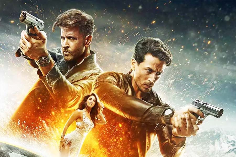 সেই সিনেমা কবে মুক্তি পাবে বা তার আগে তিন গুপ্তচরের আলাদা আলাদা ক’টা ছবি মুক্তি পাবে তা নিয়েও কোনও ঘোষণা করা হয়নি।