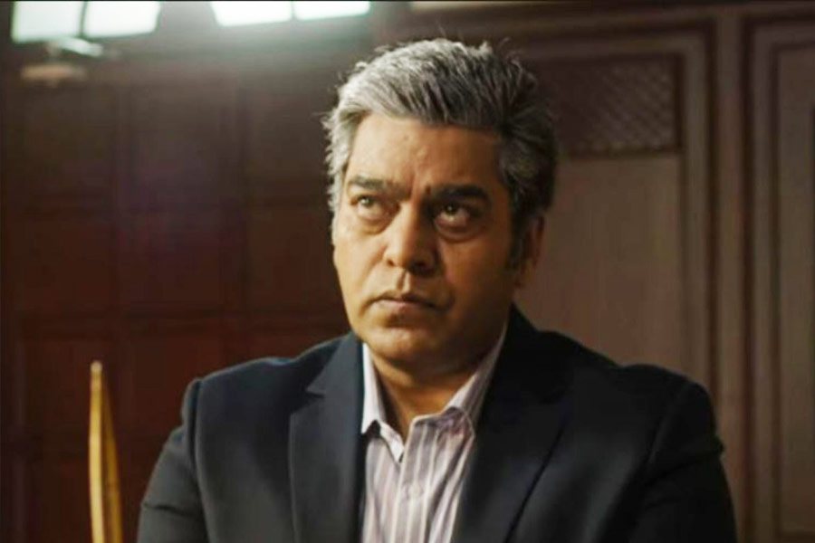 গুপ্তচরদের আলাদা ব্রহ্মাণ্ড তৈরি নিয়ে যে যশরাজ খুবই মন দিয়ে কাজ করছে তার আরও একটি প্রমাণ ‘সুনীল লুথরা’ চরিত্র। আশুতোষ রাণা অভিনীত এই চরিত্রকে দেখা গিয়েছে ‘পাঠান’ সিনেমায়। দেখা গিয়েছিল হৃতিকের ‘ওয়ার’-এও। দুই ছবিতেই তিনি অন্যতম গুরুত্বপূর্ণ ভূমিকায়।