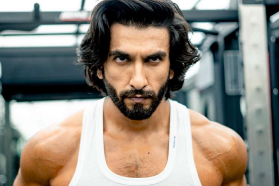 গুপ্তচর ব্রহ্মাণ্ডের শেষ সিনেমায় খলনায়কের চরিত্রে কে অভিনয় করবেন তা নিয়েও একাধিক জল্পনা রয়েছে। সেই ছবির খলনায়ক হিসাবে অভিনেতা রণবীর সিংহ-এর কথা ভাবা হচ্ছে বলেও গুজব রটেছে।