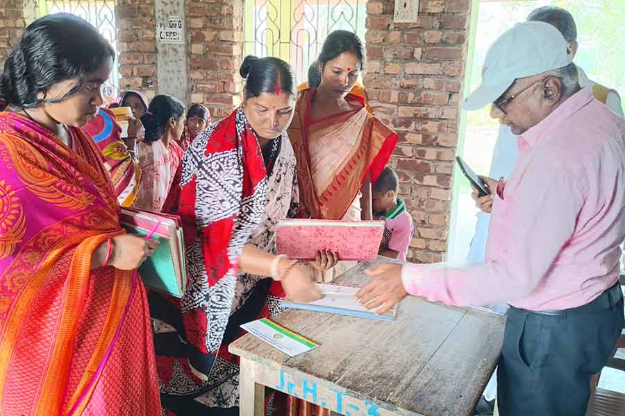 সরেজমিন: স্বনির্ভর গোষ্ঠীর তথ্য যাচাই কেন্দ্রীয় দলের। নিজস্ব চিত্র