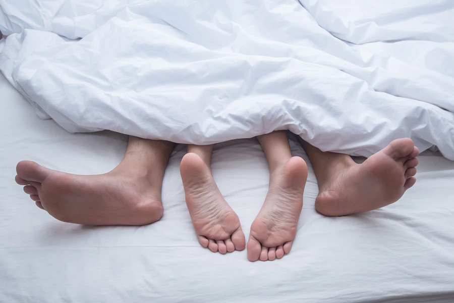 ক্রিস্টোফার এক সাক্ষাৎকারে জানান যে, সারা জীবনে ৪ হাজার মহিলার শয্যাসঙ্গী ছিল তাঁর। মহিলাদের পাশাপাশি পুরুষদের সঙ্গেও ঘনিষ্ঠ হতেন তিনি। মাইকেলের শয্যাসঙ্গীদের তালিকায় অভিনেত্রী ফারাহ ফসেট এবং আমেরিকার এক বিখ্যাত শিল্পী আ্যান্ডি ওয়ারহল রয়েছেন বলে ক্রিস্টোফারের দাবি।