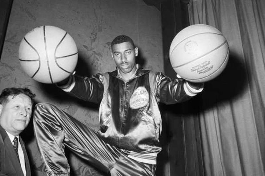 আমেরিকার বাস্কেটবল খেলোয়াড় উইল্টন নরম্যান চেম্বারলিন তাঁর লেখা ‘অ্যা ভিউ ফ্রম অ্যাবাভ’ বইয়ে লিখেছেন, ‘‘আমার শয্যাসঙ্গীর সংখ্যা ছিল কুড়ি হাজার। এক জনের সঙ্গে এক বার ঘনিষ্ঠ হওয়ার পর দ্বিতীয় বার আর তাঁর সঙ্গে সময় কাটাতাম না।