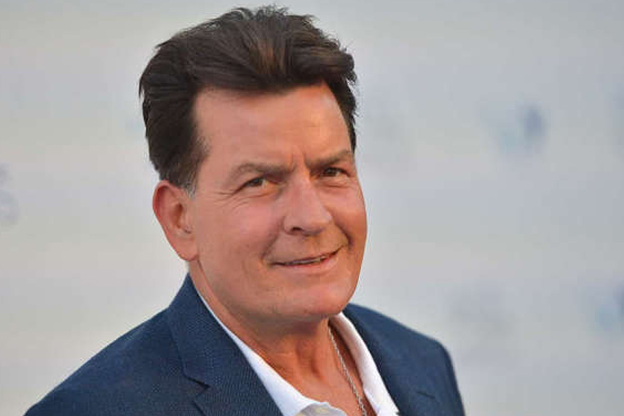 ‘টু অ্যান্ড আ হাফ মেন’ আমেরিকার একটি নামকরা টেলিভিশন ধারাবাহিক। এই ধারাবাহিকে চার্লি হারপারের চরিত্রে অভিনয় করে মন জিতে নিয়েছিলেন অভিনেতা চার্লি শীন। ২০০০ সালে দেওয়া একটি  সাক্ষাৎকারে চার্লি জানিয়েছেন,  ৫ হাজার মহিলার সঙ্গে তিনি ঘনিষ্ঠ হয়েছিলেন। একসঙ্গে ৩ জন মহিলার সঙ্গে সঙ্গমে লিপ্ত হতে বেশি পছন্দ করতেন চার্লি।