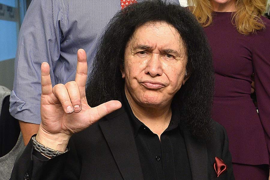 ‘কিস’ হার্ড রক ব্যান্ডের সঙ্গীতশিল্পী হিসাবে প্রশংসা কুড়িয়েছিলেন জিন সিমনস। ২০১১ সালে শ্যানন টুইডের সঙ্গে বিবাহবন্ধনে আবদ্ধ হয়েছিলেন জিন। কিন্তু বিয়ের আগে শর্ত রেখেছিলেন শ্যানন।