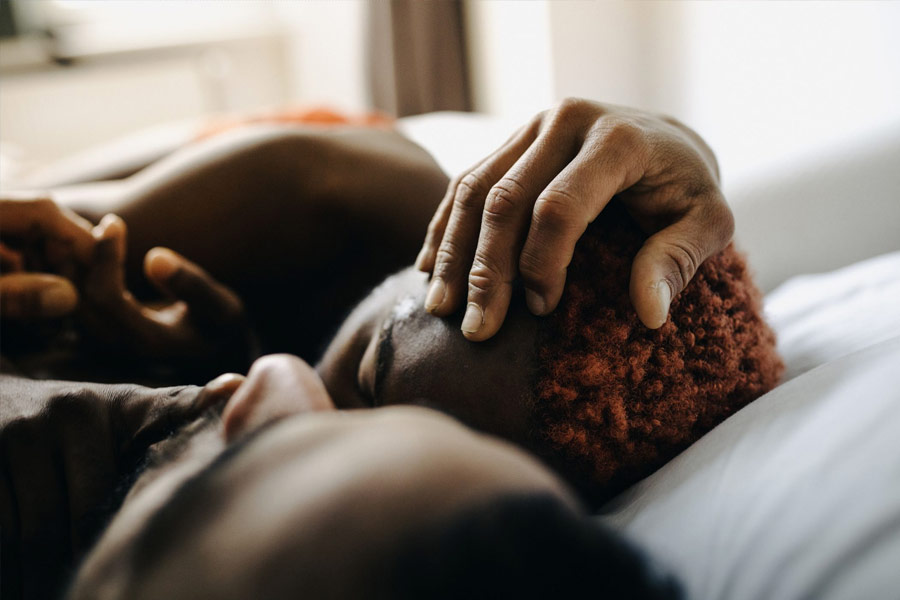 এক সাক্ষাৎকারে জিন বলেছেন, ‘‘আমি যখন যে মহিলার সঙ্গে ঘনিষ্ঠ হয়েছি, তখন তাঁর পোলারয়েড ছবি তুলে রেখেছিলাম। বিয়ের আগে আমার বৌ শর্ত রেখেছিল যে, আমি এই ছবিগুলি পুড়িয়ে ফেললে তবে ও আমায় বিয়ে করবে। ছবি পোড়ানোর সময় লক্ষ করি আমার কাছে ৪,৮০০টি পোলারয়েড রয়েছে। তখন আমার খেয়াল হয় যে, আমি এত জন মহিলার সঙ্গে সঙ্গমে লিপ্ত হয়েছি।’’