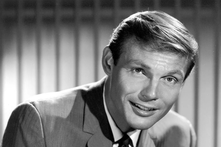 ‘ব্যাটম্যান’ চরিত্রে অভিনয় করে অ্যাডাম ওয়েস্ট জনপ্রিয় হয়ে উঠেছিলেন। কিন্তু ছবির শুটিংয়ের মাঝেই পোশাক বদল করার ঘরে চলত শরীরের খেলা। এ কথা দাবি করেছেন তিনি নিজেই।