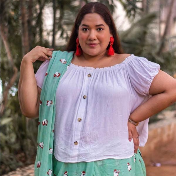 সুন্দরী নারীর সংজ্ঞা কী? সুন্দরী তকমা পেতে চেহারার গড়ন কি ছিপছিপে হতেই হবে? এই ধারণা ধীরে ধীরে বদলাচ্ছে। স্থূলকায় নারীরাও র‌্যাম্পে হেঁটে তাক লাগাতে পারেন। তাঁরা কেতাদুরস্ত হতেও ওস্তাদ। মোটা হয়েও যে ফ্যাশন দুনিয়া মাতানো যায় কিংবা ‘পাঠান’ সিনেমায় দীপিকা পাড়ুকোনের মতো ‘বেশরম রং’ গানের তালে কোমর দুলিয়ে তাক লাগানো যায়, তা দেখিয়ে দিয়েছেন মুম্বইয়ের তানভি গীতা রবিশঙ্কর।