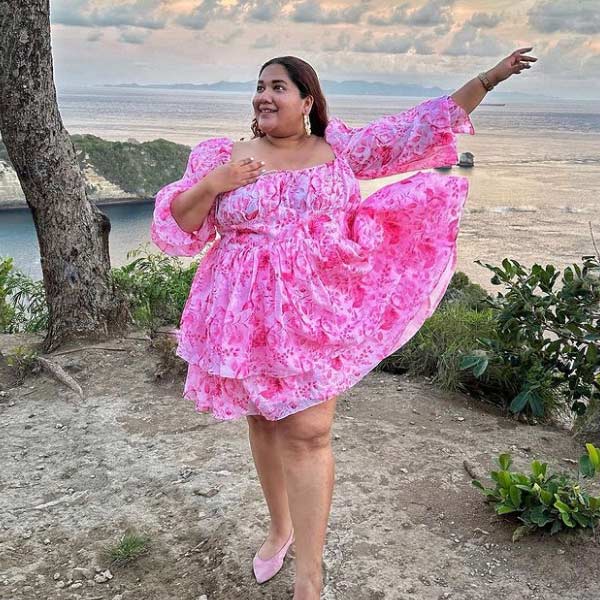 ‘পাঠান’ ছবির যে গান নিয়ে এত হইচই, সেই ‘বেশরম রং’ গানে দীপিকার মতোই পোশাক পরে নাচ করেছেন তানভি। সেই ভিডিয়ো তৈরি করে নিজের ইনস্টাগ্রাম অ্যাকাউন্টে পোস্ট করেছিলেন। তানভির ওই রিল্‌স মুহূর্তে ভাইরাল হয়ে গিয়েছে। স্থূলকায় চেহারাতেও দীপিকার কায়দায় যে ভাবে কোমর দুলিয়েছেন তানভি, তা দেখে বিস্মিত হয়েছেন অনেকেই।