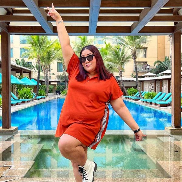 তানভির কথায়, ‘‘নিজের শরীরের গড়ন নিয়ে হীনম্মন্যতায় ভোগা কখনই ঠিক নয়। যা কিছু করবেন, তা আত্মবিশ্বাসের সঙ্গে করুন। ওই আত্মবিশ্বাসই ধরা পড়বে আপনার চেহারায়।’’ ঠিক যে আত্মবিশ্বাসে ভর করে স্থূল চেহারাকে তোয়াক্কা না করেই বিকিনি পরে জলকেলিতে মেতেছিলেন তানভি।