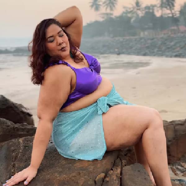 স্থূলকায় তরুণী মোহময়ী হতে পারেন না, এই ধারণা বদলের বার্তাই দিয়েছেন তানভি। তাঁর কথায়, মোটা মানুষরা ‘হট’ নন, এটা একেবারেই ভুল ভাবনা। কাকে লাস্যময়ী লাগছে, সেটা মনের ব্যাপার, চেহারার নয়।’’ এখন আর নিজের চেহারা নিয়ে বিন্দুমাত্র ভাবেন না তানভি। বরং নিজের খেয়ালে জীবনটা নিজের মতো করে উপভোগ করছেন। নিন্দকরা যা-ই বলুন না কেন, তানভি আছেন তানভিতেই।