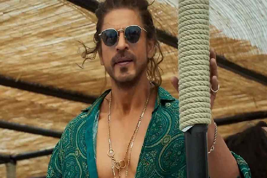 মুক্তির দিন সকাল থেকেই শাহরুখ ভক্তরা লাইন দিয়েছিলেন শহরের বিভিন্ন প্রেক্ষাগৃহের সামনে।