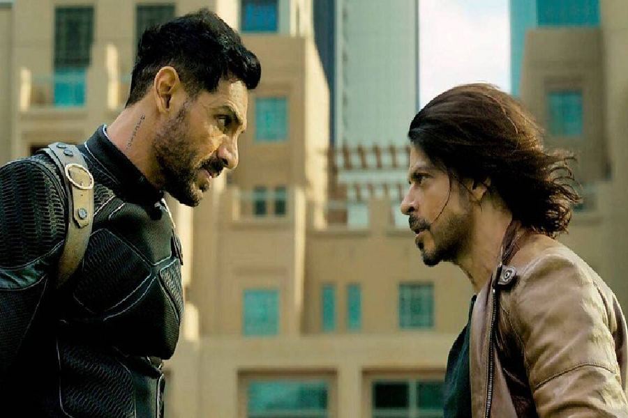 ‘পাঠান’-এও শাহরুখের বিপরীতে প্রধান খলনায়ক হিসাবে জনকে বেছে নিয়েছেন ছবির নির্মাতারা। চরিত্রায়ণ নিয়ে দর্শকও সন্তুষ্ট। অনেকেই বলছেন, ‘পাঠান’-এর খলনায়কের ভূমিকায় জন ছাড়া ইন্ডাস্ট্রির অন্য কাউকে এত ভাল মানাত না।