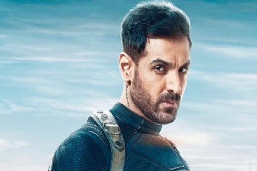 ‘পাঠান’-এ প্রাক্তন র এজেন্টের ভূমিকায় দেখা গিয়েছে জনকে। ভারতীয় সেনাবাহিনীর এক সময়ের এই দক্ষ, একনিষ্ঠ সৈনিক অস্ত্র ধরেছেন মাতৃভূমির বিরুদ্ধেই। প্রতিহিংসাপরায়ণ খলনায়কের সঙ্গে নায়ক শাহরুখের লড়াই, হার, জিত মিলিয়ে বেড়ে উঠেছে কাহিনি।