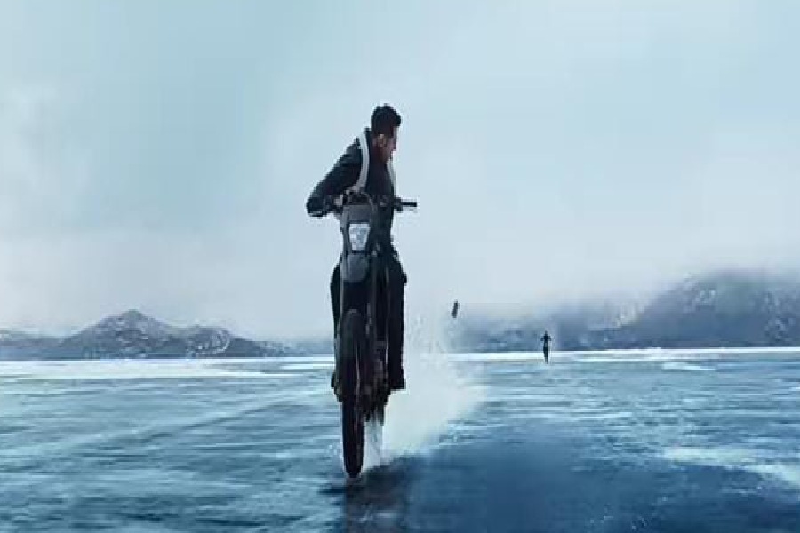 সাদা বরফের মাঝে তীব্র গতিতে বাইক ছোটানো থেকে শুরু করে অবলীলায় হেলিকপ্টার থেকে ঝুলতে থাকা দড়ি এক হাতে ধরে ঝুলে পড়া, নজরকাড়া কিছু অ্যাকশন দৃশ্যে নিজের জাত চিনিয়েছেন জন।