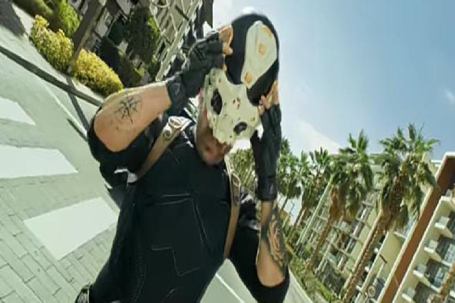 ছবিতে তিনি জিম। তাঁর ‘এন্ট্রি’ বা প্রথম আবির্ভাবের দৃশ্যে শাহরুখের মতো ধামাকা ছিল না। তবে দেশাত্মবোধক হিন্দি গানের সুরে শিস দিতে দিতে জন যখন হেলমেট খুললেন, প্রেক্ষাগৃহে হাততালি কিছু কম পড়েনি।