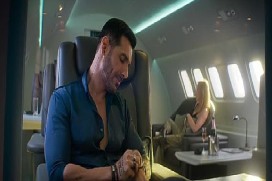 শুরু থেকে শেষ পর্যন্ত জনের অ্যাকশন দৃশ্যে ছিল নিশ্চিত আত্মবিশ্বাসের ছোঁয়া। এটাই তাঁর চরিত্রের টিআরপি। যে কারণে খলনায়ক জনকেও আকর্ষণীয় লেগেছে দর্শকের।