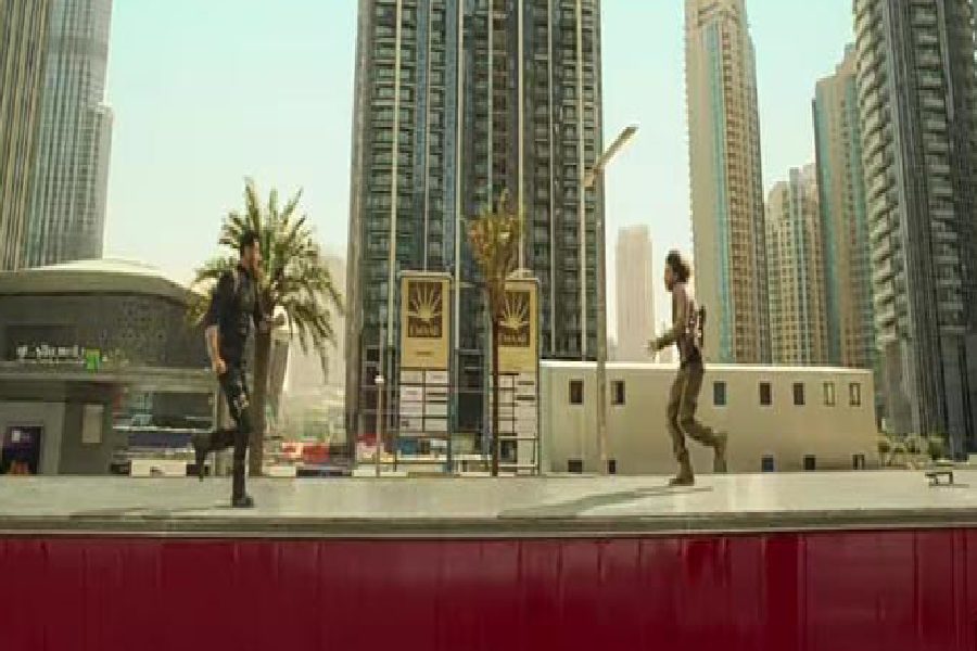 ব্যস্ত রাস্তায় গাড়ি ছুটিয়ে রুদ্ধশ্বাস অপহরণ, হেলিকপ্টারে ঝুলে আত্মরক্ষা, ছবিতে পদে পদে যেন শাহরুখের অ্যাকশনকে টেক্কা দিয়েছেন জন। তাঁর মারকাটারি রূপ মুগ্ধ হয়ে দেখেছে জনতা।