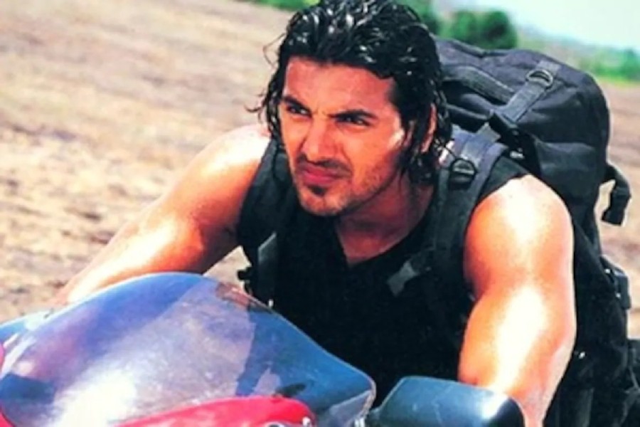 খলনায়ক জনকে প্রথম দেখা গিয়েছিল ২০০৪ সালের ‘অ্যায়ৎবার’ ছবিতে। তার পর অ্যাকশনে নজর কাড়েন ‘ধুম’-এর পর্দায়। এই ছবির জন্য সেরা খলনায়কের মনোনয়নও পেয়েছিলেন জন।