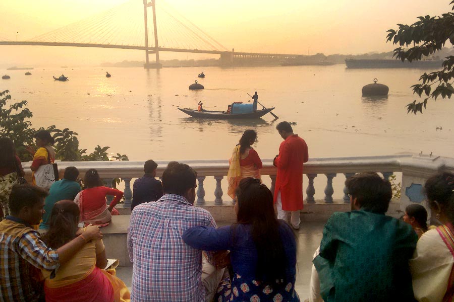 সত্যিই, সরস্বতী পুজোর দিন পাটভাঙা শাড়ি আর আনকোরা পাঞ্জাবির যুগ্ম-খসখসেই যেন গাঢ় হয় বাঙালির প্রেম। 