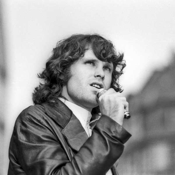 বিখ্যাত সব সঙ্গীতশিল্পী এ ক্লাবের সদস্য। তালিকায় রয়েছেন জিম মরিসন, ব্রায়ান জোন্স, রবার্ট জনসন, কার্ট কোবেইনের মতো ব্যক্তিত্ব। 