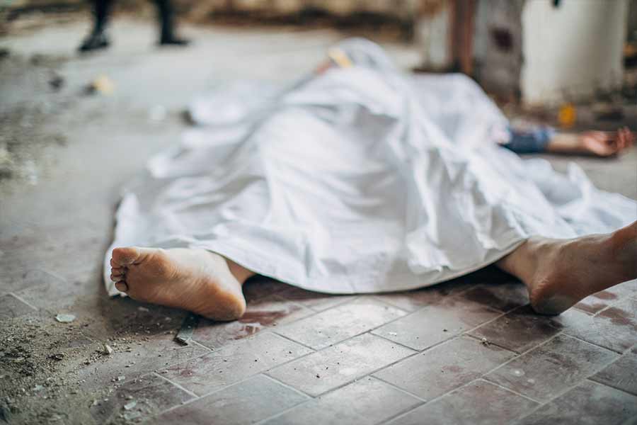 প্রায় প্রত্যেকের মৃত্যু অস্বাভাবিক। কেউ মারা গিয়েছেন অতিরিক্ত মাদক সেবনের জন্য, কাউকে হত্যা করা হয়েছে, কেউ আবার আত্মঘাতী হয়েছেন। গাড়ি দুর্ঘটনাতেও মারা গিয়েছেন কেউ। 