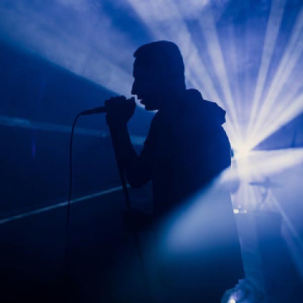 ১৯৬৯ থেকে ১৯৯৪ সাল পর্যন্ত বহু শিল্পী, সঙ্গীতশিল্পী, অভিনেতা, তারকা এই ২৭ বছর বয়সে মারা গিয়েছিলেন। তাঁদের সংখ্যা নেহাত কম নয়। নয় নয় করেও ৬০-এর বেশিই। এঁরাই ক্লাব অব ২৭-এর সদস্য।