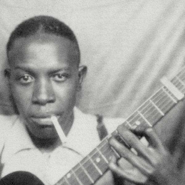 ২৭ গোষ্ঠীর প্রথম সদস্য বলা যায় তাঁকেই। নাম রবার্ট জনসন। রবার্ট আমেরিকার ব্লু ঘরানার সঙ্গীতের এক অন্যতম শিল্পী। যাঁর কাজ জীবদ্দশায় যত না খ্যাতি পেয়েছে, তার চেয়ে অনেক বেশি খ্যাতি পেয়েছে তাঁর মৃত্যুর পর।