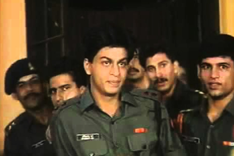 ৪ বছর পর বড় পর্দায় ‘পাঠান’ ঝড় তুলতে সফল শাহরুখ খান। সিনেমায় অভিনেতার ‘অ্যাবস’ এবং ‘ম্যান ব্যান’ দেখে কে বলবে যে, ৩ দশক আগে এই নায়কই ছোট পর্দায় ‘ফৌজি’ ধারাবাহিকে অভিনয় করেছিলেন।