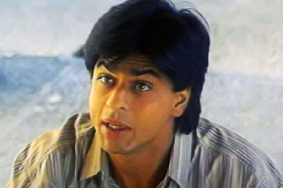 সেই ১৯৮৯ সালে ‘সার্কাস’ ধারাবাহিকে শাহরুখের অভিনয় দেখে দর্শক প্রশংসায় পঞ্চমুখ হয়েছিলেন। তখনই শাহরুখ বুঝিয়ে দিয়েছিলেন যে, তিনি লম্বা রেসের ঘোড়া।