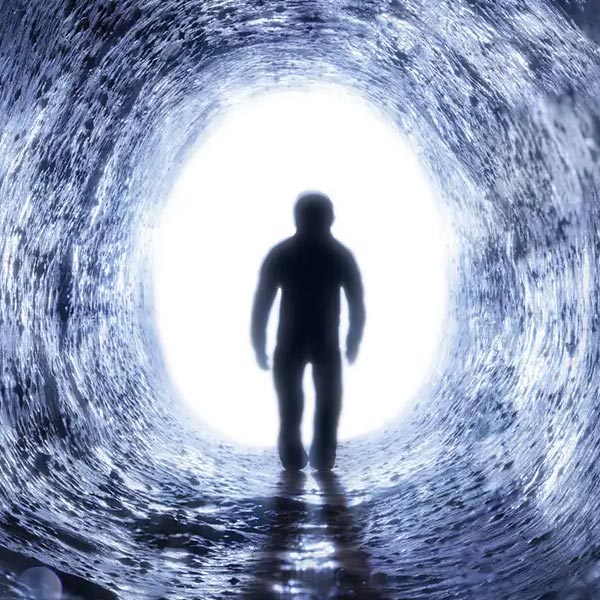 এমনকি, সেই নির্জন স্থানে রবার্টের সঙ্গে এক দীর্ঘদেহীকেও প্রায়ই দেখা যেত বলে জানিয়েছিলেন স্থানীয়রা। তাঁদের দাবি তিনিই শয়তান। তাঁর সঙ্গে চুক্তির ফলেই নাকি ডেল্টা ব্লু সঙ্গীত সৃষ্টি করতে পেরেছিলেন রবার্ট।