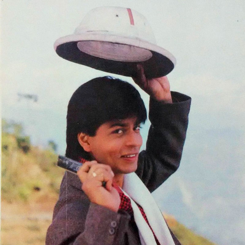 প্রথম ছবিতে বাজিমাত করার পর ‘রাজু বন গ্যায়া জেন্টলম্যান’, ‘চমৎকার’ প্রভৃতি ছবিতে অভিনয় করলেও নেতিবাচক চরিত্রে শাহরুখের অভিনয় মনে রাখার মতো।