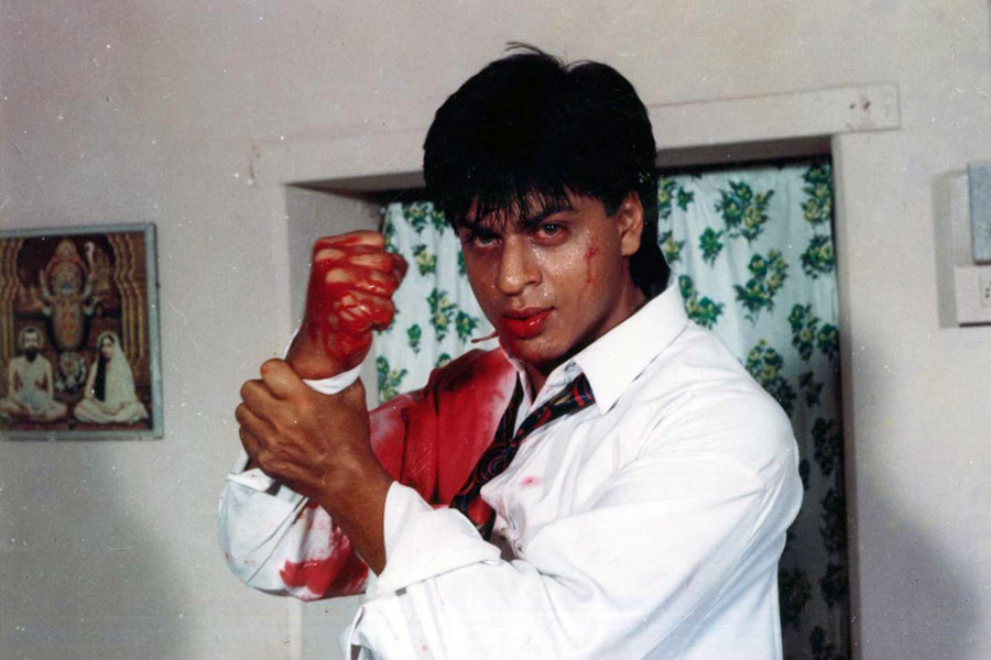 ‘বাজিগর’ এবং ‘ডর’ ছবিতে শাহরুখের অভিনয় দেখে গা শিউরে ওঠে। সেই ‘ক..ক..কিরণ’ ডাক শুনলেই রক্তবর্ণ চোখ এবং অদ্ভুত হাসির কথা মনে পড়ে।