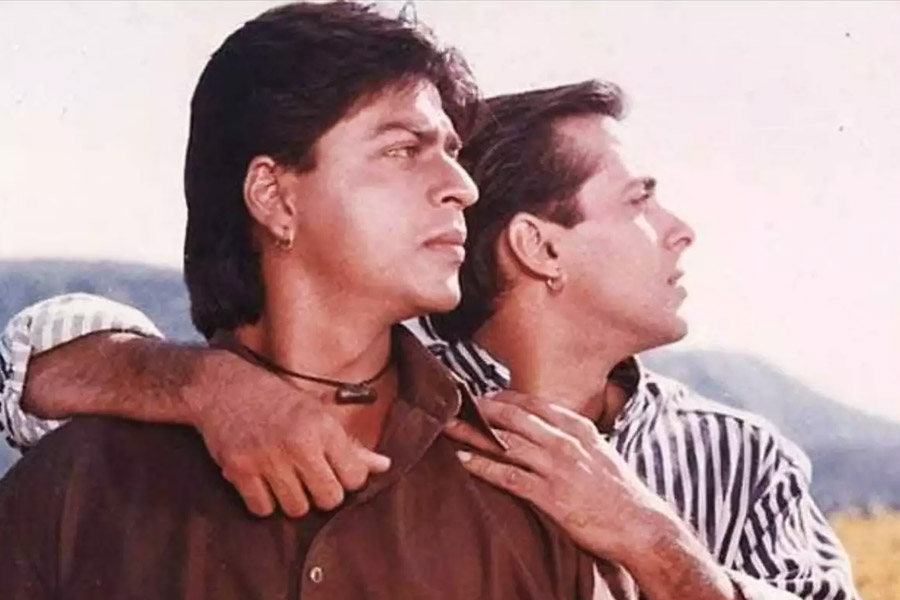 ১৯৯৫ সালে সলমন খানের সঙ্গে জুটি বেঁধে ‘কর্ণ অর্জুন’ ছবিতে অভিনয় করেছিলেন শাহরুখ।