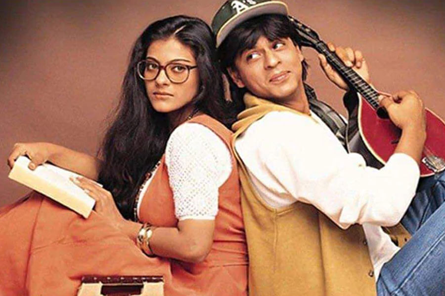 ম্যান্ডোলিন এবং সর্ষের ক্ষেত। এই দু’টি শব্দ বললেই ‘দিলওয়ালে দুলহনিয়া লে জায়েঙ্গে’ ছবিতে শাহরুখ-কাজলের সম্পর্কের রসায়নের কথা মনে পড়ে।