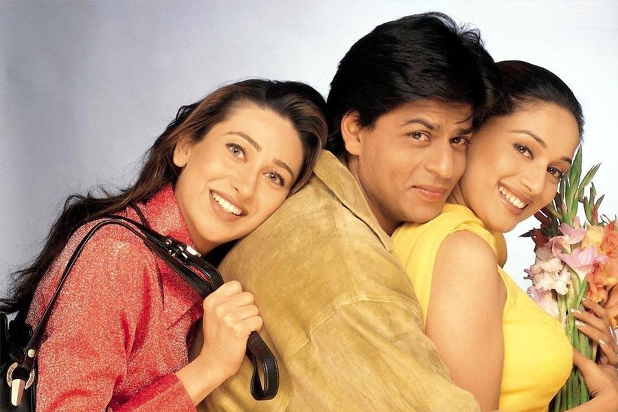 শাহরুখ যে রোম্যান্স ঘরানার রাজা, তা ‘দিলওয়ালে দুলহনিয়া লে জায়েঙ্গে’র পর আবার প্রমাণ করলেন ‘দিল তো পাগল হ্যায়’ ছবির মাধ্যমে। মাধুরী দীক্ষিত এবং করিশ্মা কপূরের সঙ্গে তাল মিলিয়ে শাহরুখের নাচও মনে রাখার মতো।