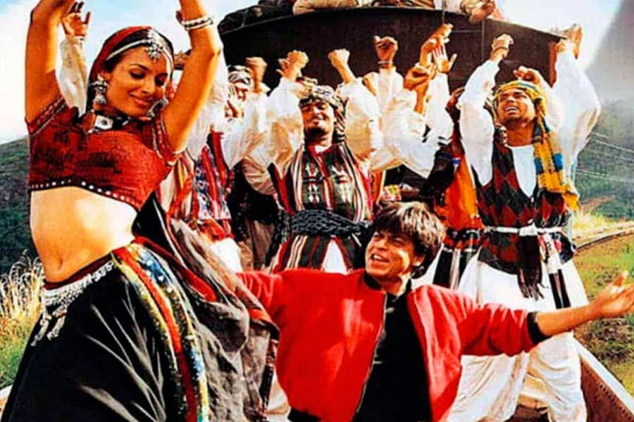 ট্রেনের ছাদের উপর উঠে নাচের দৃশ্য ‘দিল সে’ ছবিতে অভিনয় করে আইকনিক করে তুলেছিলেন শাহরুখ।