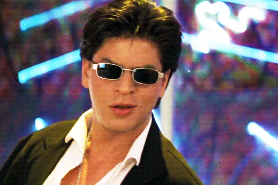 ১৯৯৯ সালে মুক্তি পাওয়া ‘বাদশা’ ছবিটি বক্স অফিসে হিট না হলেও এই ছবিতে শাহরুখের কালো চশমা পরা লুক হিট করেছিল।