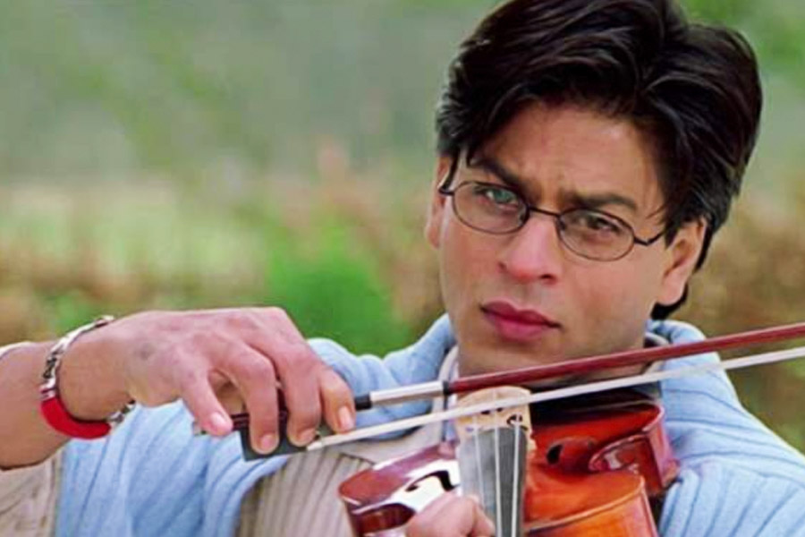 ‘মহব্বতে’ ছবিতে গুরুকুলের কড়া অনুশাসনের মধ্যেও ‘মিউজ়িক টিচার’-এর চরিত্রে শাহরুখের অভিনয় ভোলার নয়।